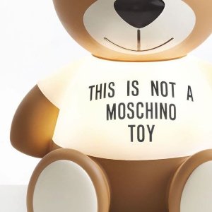 Moschino 女明星超常穿泰迪熊T恤、卫衣折扣中