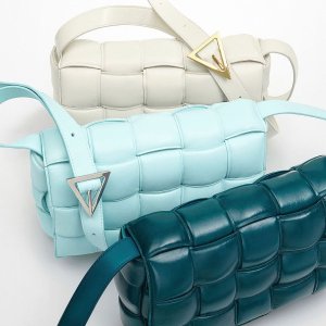 Bottega Veneta 时尚专区 收经典编织、枕头包、多色云朵包