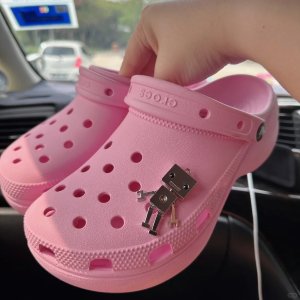 Crocs好适合夏天的颜色 @克里斯云朵款粉色