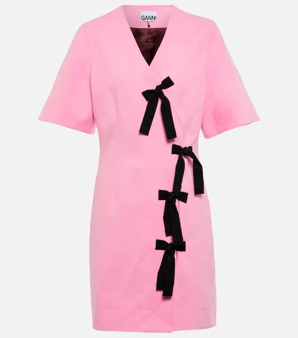 粉色蝴蝶结连衣裙