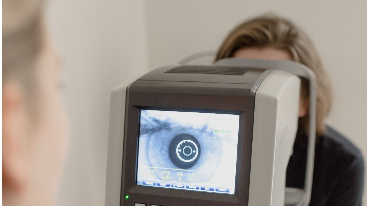 安省政府削减老年人福利，9月1日开始取消OHIP承保的免费年度眼科检查！