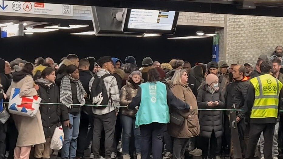 昨日巴黎Châtelet技术室漏水 - 导致RER A、B和D线交通瘫痪  成千上万乘客被困