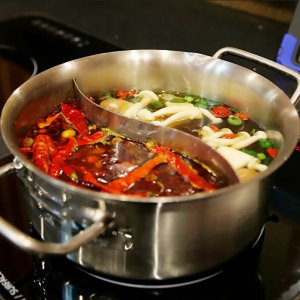 重庆小天鹅火锅(ON) 一人一锅，品种丰富，食材新鲜，冬天超适合吃热气腾腾的火锅啦