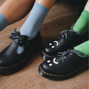 Dr Martens X Lazy Oaf 联名发售 可爱蝴蝶结马丁靴、玛丽珍