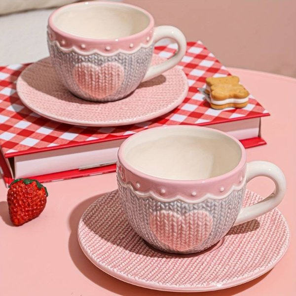 针织图案粉色茶杯和碟
