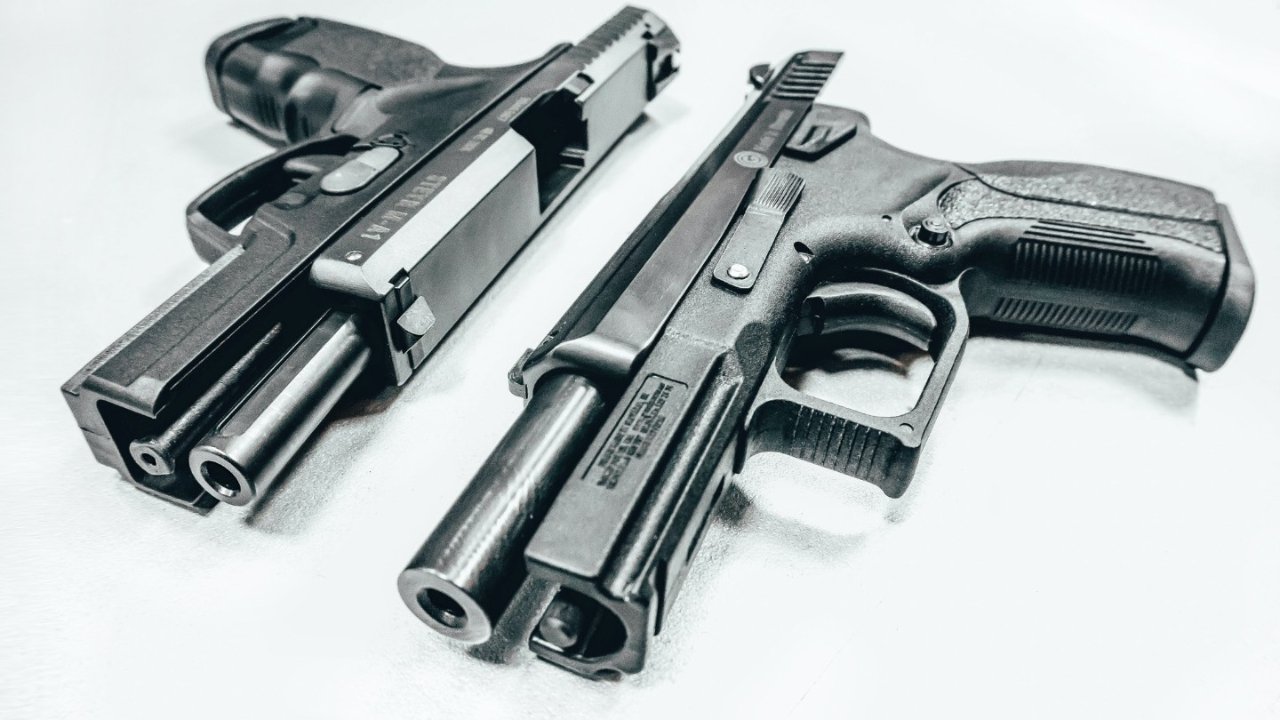 太乱！约克区警方在万锦市华人区的交通检查中缴获了两支上膛的手枪！