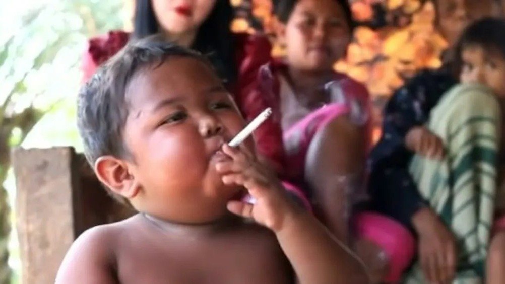 2岁男孩曾因吸烟红遍全球，每天要抽40支烟，14年后现况曝光了...