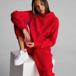 PUMA × Vogue 意料之外的联名 正红圣诞氛围卫裤$90