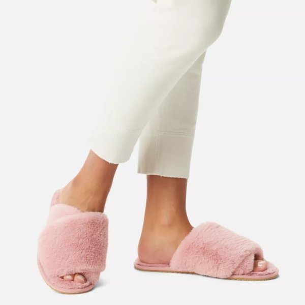 粉色毛绒拖鞋