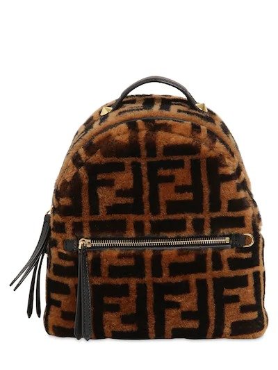 RUCKSACK AUS SHEARLING MIT LOGODRUCK