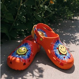 Crocs 和 Chinatown Market合作款热卖 让你的洞洞鞋更可爱