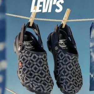 Levi’s® x Crocs  联名款复古单宁刺绣洞洞鞋 开售啦！