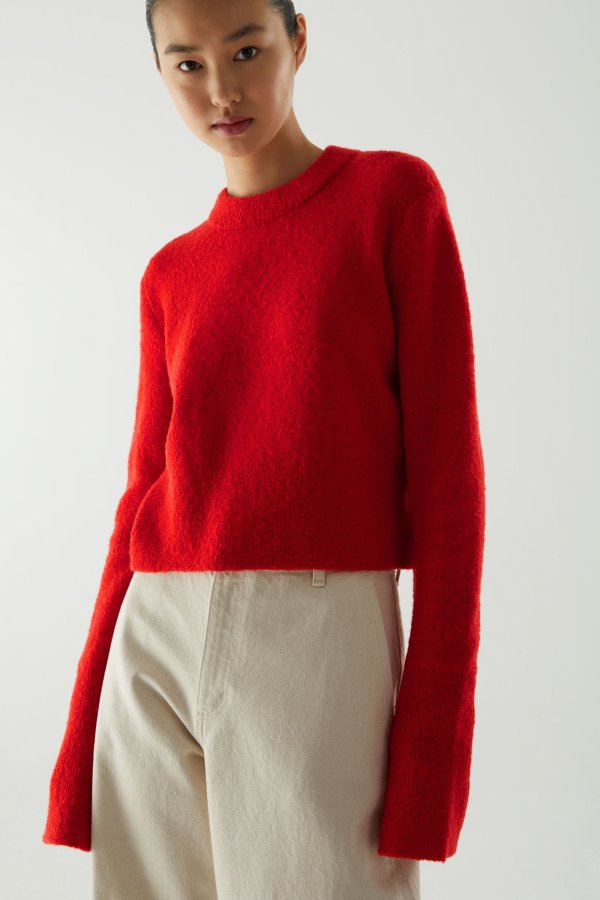 红色短款毛衣