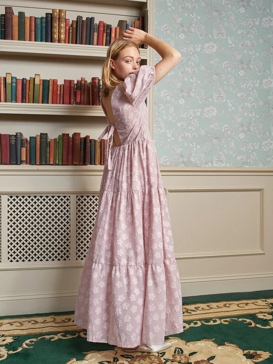 粉色长款连衣裙