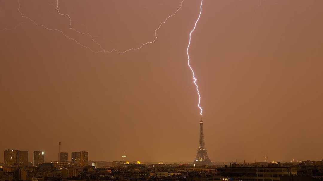 埃菲尔铁塔被闪电击中！全法遭遇雷暴袭击，周一交通或有中断！