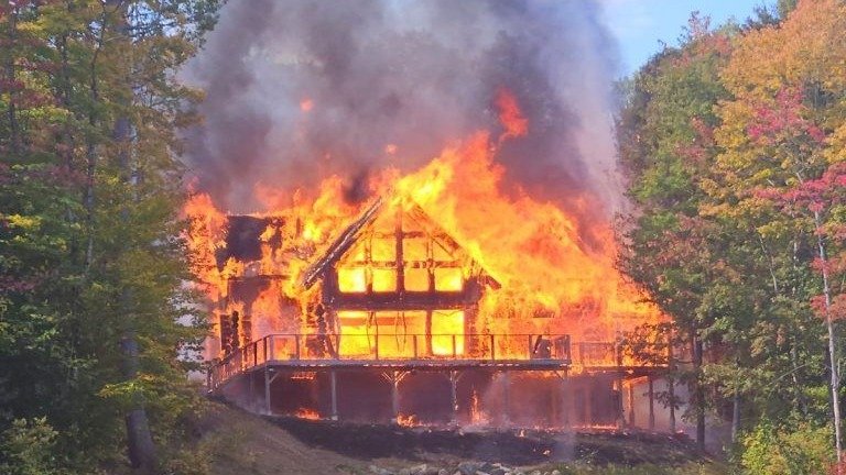 Muskoka的200万度假别墅烧精光！自动清洁烤箱引发火灾，出动11辆消防车救援！