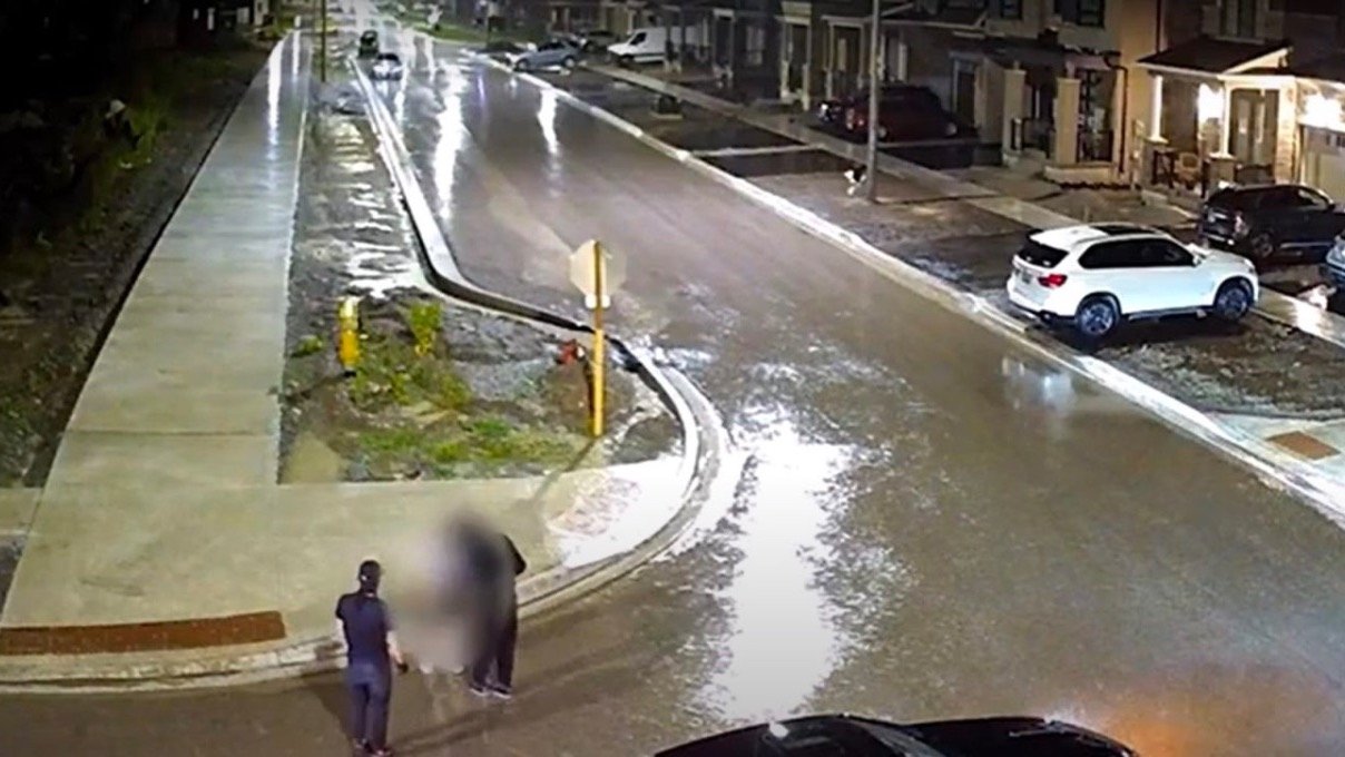 警方发出公众警报：万锦一周内3辆奔驰被抢，作案全过程视频曝光！