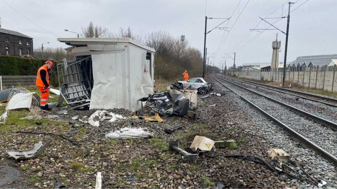 周日凌晨，北方线路上一TGV与汽车相撞，汽车司机当场身亡！