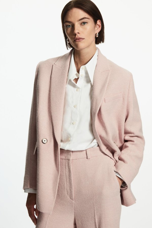 藕粉色西装外套 