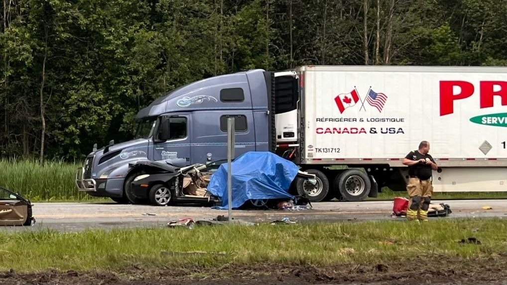 13岁儿童死亡！加拿大高速发生重型卡车相撞事故，另外4人情况危急！