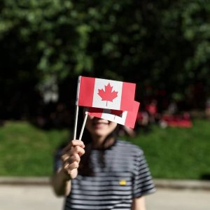 政府隐藏福利：免费领加拿大国旗、贴纸、教育海报