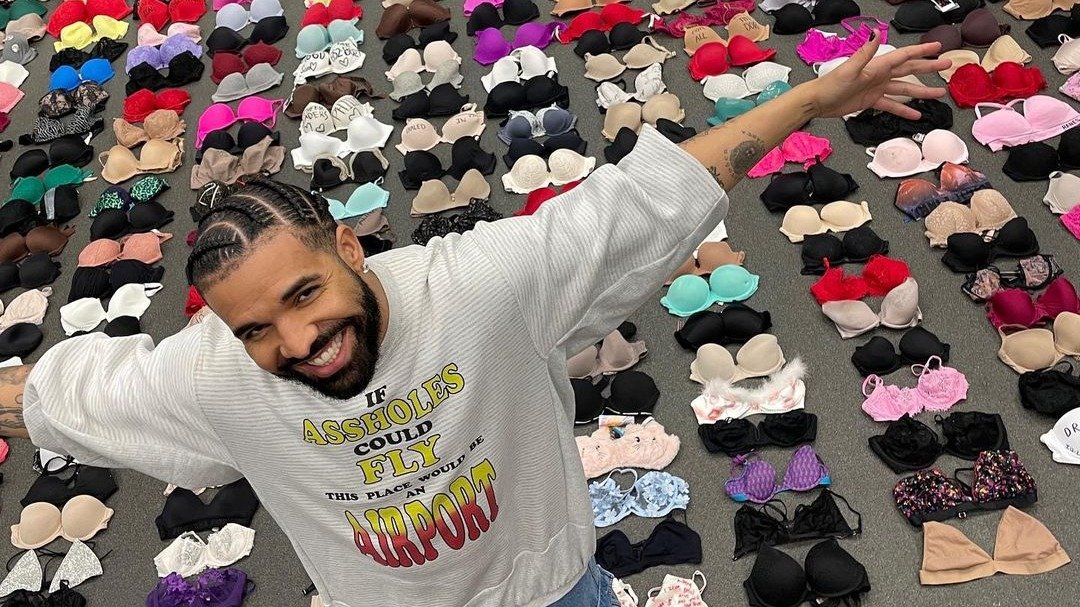 疯了！Drake演唱会被女粉丝扔数百件胸罩，网友关心如何处理“库存”！