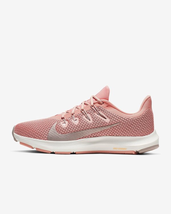粉色网格运动鞋
