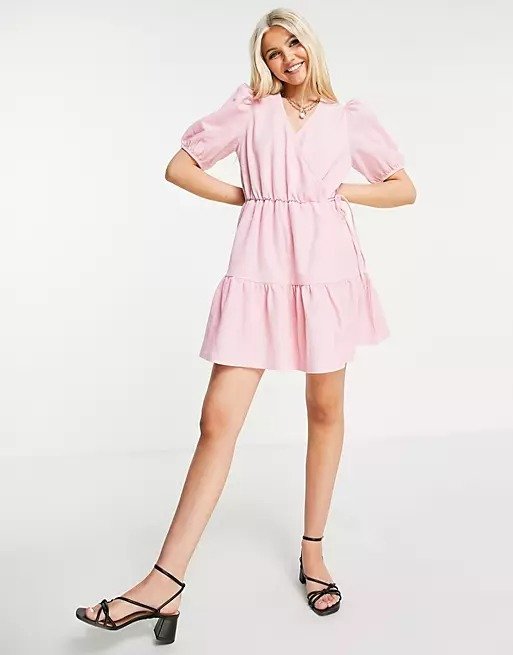 粉色v领连衣裙