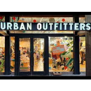 Urban Outfitters 折扣大促 橄榄绿Champion卫衣€53收