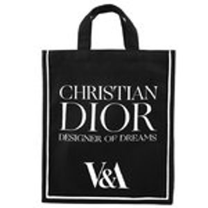 Dior 联名V&A博物馆Tote包热卖 收史上超便宜的Dior包
