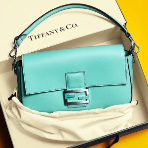 Tiffany x Fendi 联名重磅上线 蒂芙尼蓝法棍包 上线即爆款！
