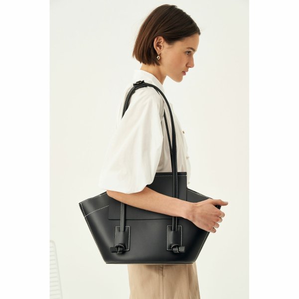 Klara Medium Tote Black Klara Tote 499.00