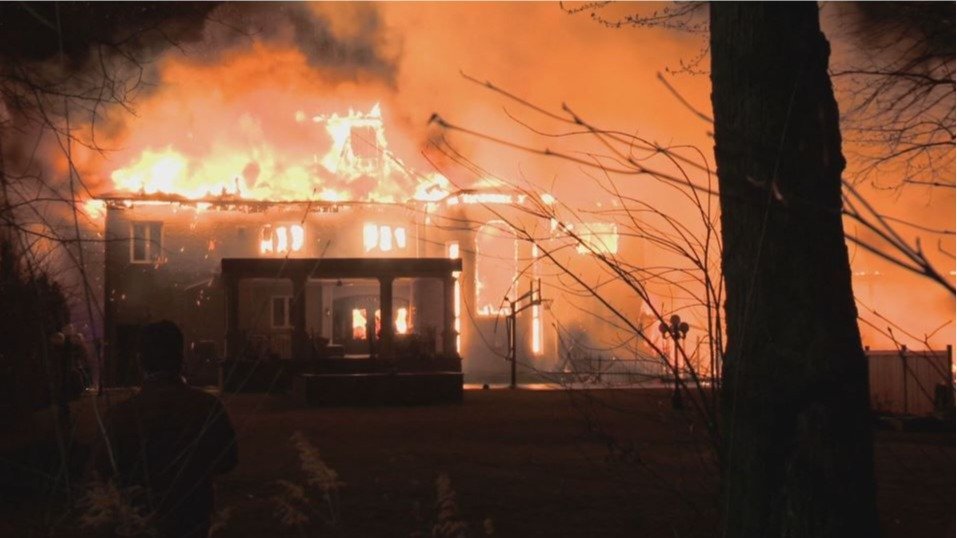 惊了！列治文山3栋豪宅半夜起火，造成约1200万的损失！