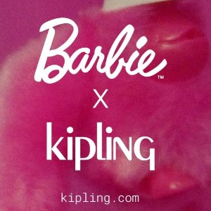 €54收联名斜挎包！Kipling X Barbie 芭比联名闪亮上新！腋下包€79、芭比挂件€24