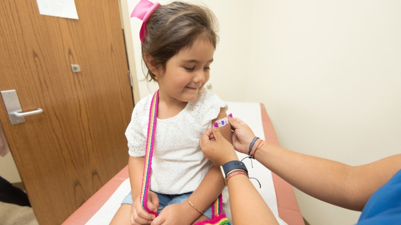 加拿大卫生部批准为幼儿接种Moderna疫苗，什么时间开始，接种疫苗好处和副作用，还有这些家长要知道！