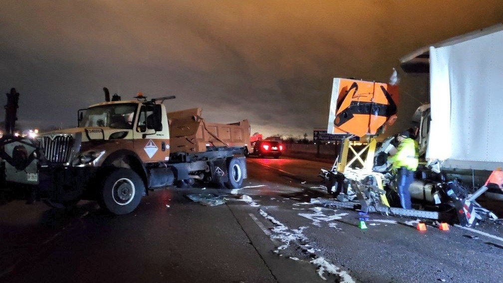 多伦多QEW一辆卡车撞上道路维修工，2人重伤紧急入院！事故道路已封锁，司机绕行！