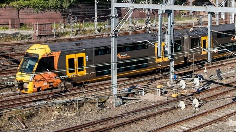 悉尼城铁一辆列车超速4倍行驶，面临脱轨风险，司机被甩飞！