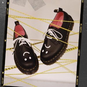 Dr Martens X Lazy Oaf 联名发售 可爱蝴蝶结马丁靴、玛丽珍