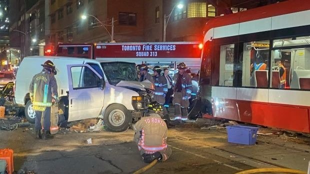 突发！多伦多市中心小货车与有轨电车迎面相撞，司机受重伤！