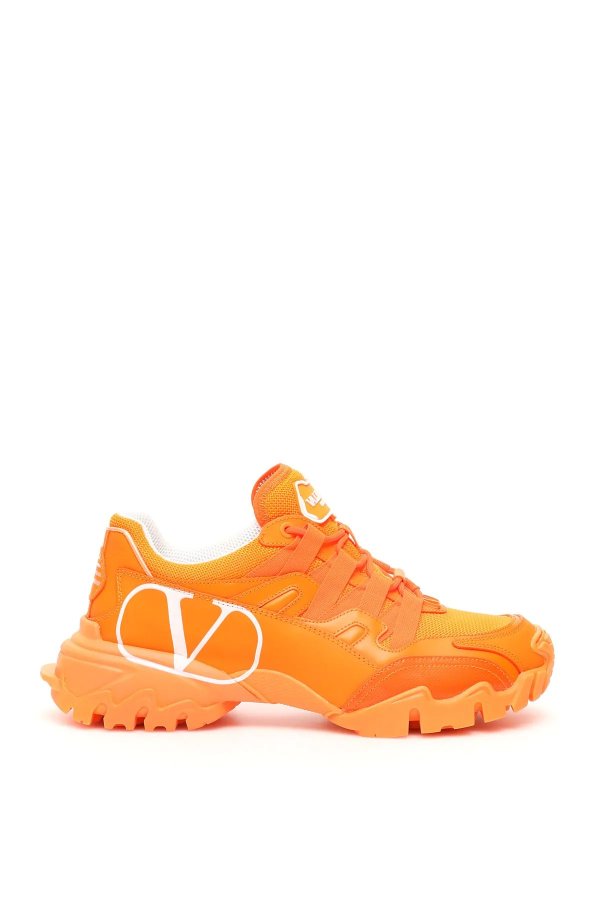橘色运动鞋