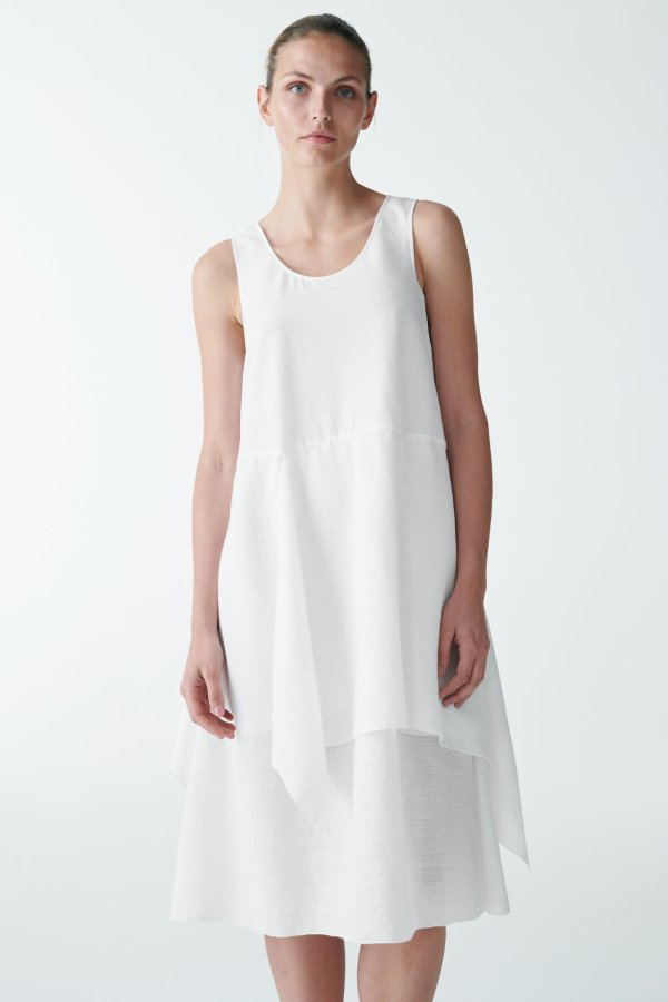 白色层叠连衣裙