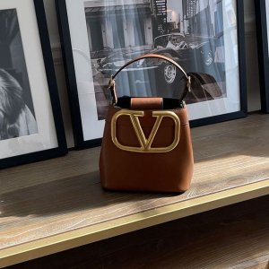 Valentino 折扣区大量上新 经典铆钉鞋$721、logo腰带$392