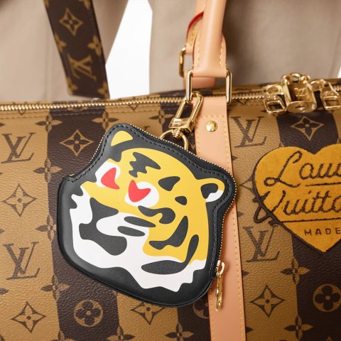 Louis Vuitton 虎年好物封面Nigo零钱包$1020 虎头领带$290 老花