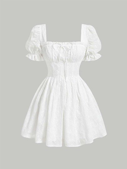 刺绣白色连衣裙
