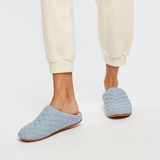 淡蓝色绗缝拖鞋