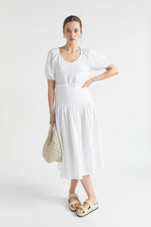 白色短袖连衣裙