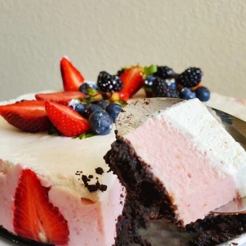 纪念日和生日蛋糕自己做草莓慕斯蛋糕做起来 新鲜草莓和浓香奶油的完美碰撞