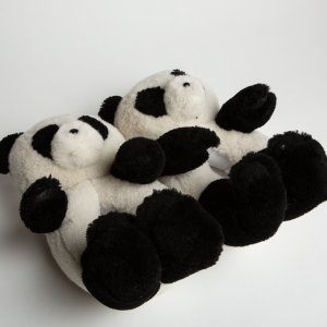 上新：Vetements 全新熊猫拖鞋系列上架 价格不菲