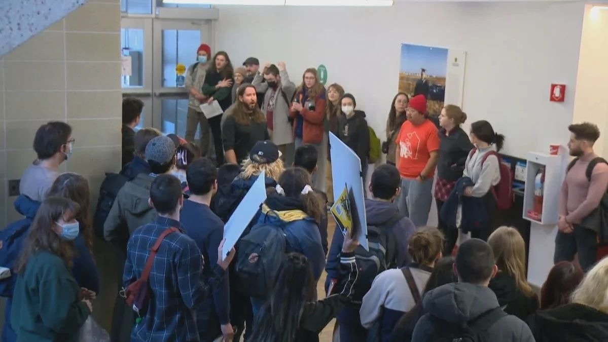 加拿大大学连续第四次提高学费，自2019年以来上涨近33%，逼的学生抗议游行！