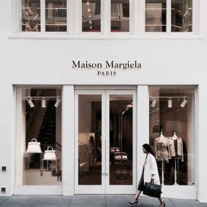Maison Margiela 时尚特卖 联名款sneaker$156，链条包$505